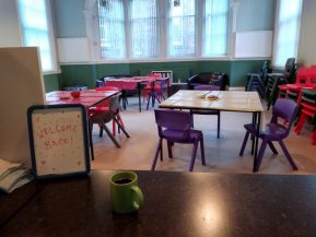 A classroom with tables and chairs

Description automatically generated with medium confidence